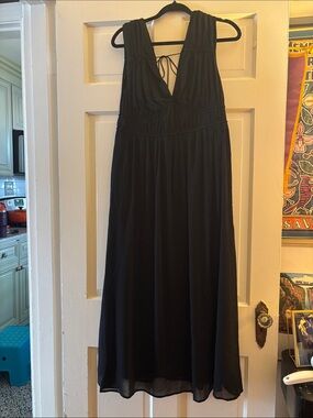 H&M Black V-Neck Sleeveless Women's Dress - Classic Elegant Style